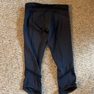 Black lululemon cropped leggings